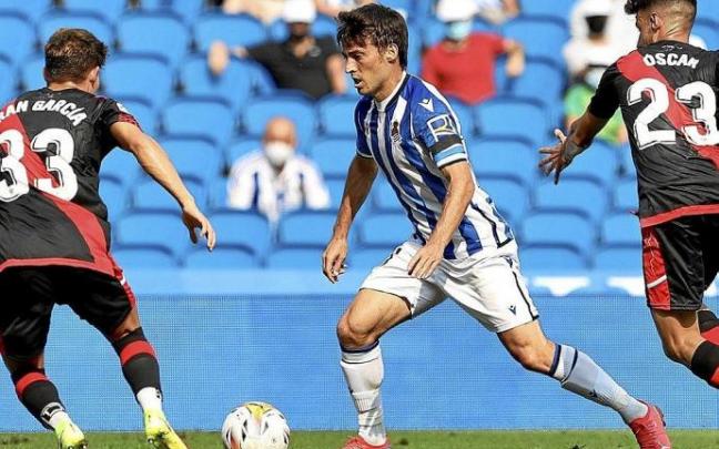 David Silva encara a dos jugadores rayistas. David Silva encara a dos jugadores rayistas.