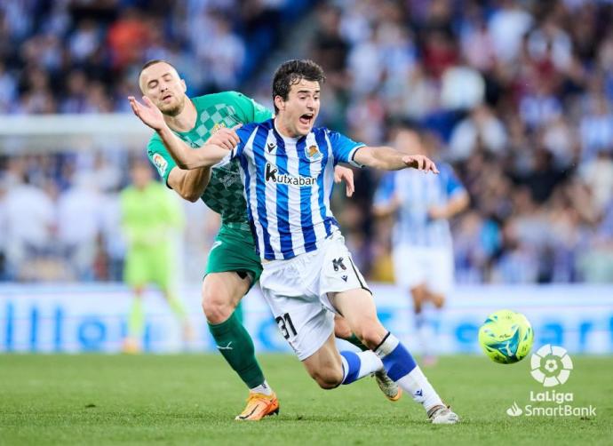 Magunazelaia, delantero titular, en una acción del partido contra el Almería.