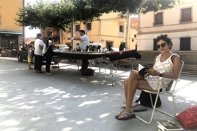 Maialen Akizu escribiendo en el frontón viejo de Sartaguda junto al mercadillo semanal