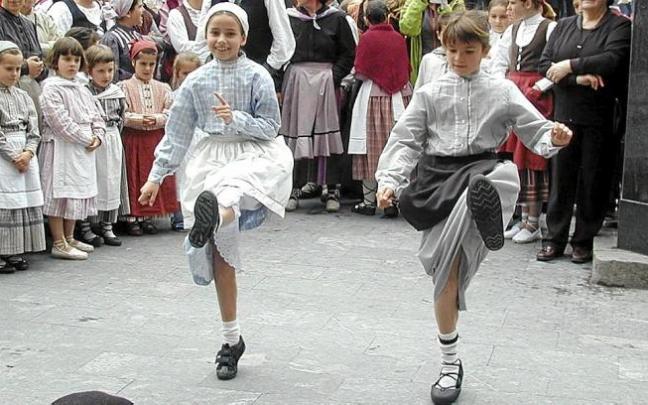 Duela urte batzuk ospatu zen Euskal Astean bi haur dantzan. Argazkia: N.G.