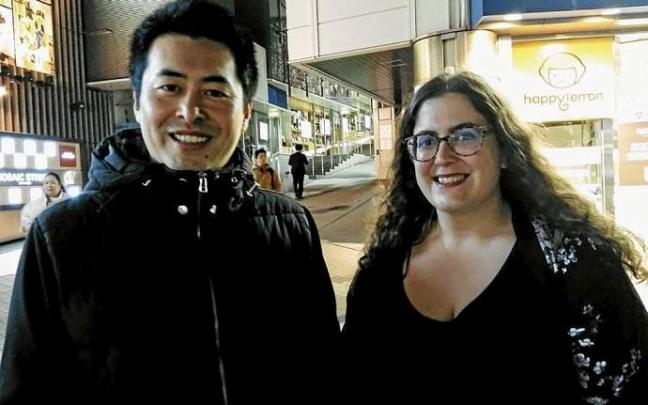Maite Aguado con su antiguo profesor de japonés, en Tokio. Foto: N.G.