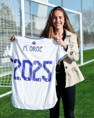 Maite Oroz posa con la camiseta de su renovación.