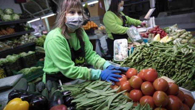 Maite Zabalza, en su puesto de Santo Domingo.