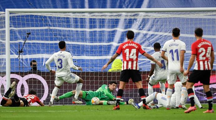 Momento en que Thibaut Courtois, portero del Real Madrid, ataja el remate de cabeza a bocajarro de Raúl García con el 0-0 en el marcador del Bernabéu.