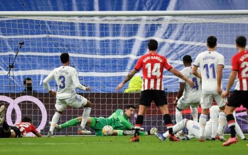 Momento en que Thibaut Courtois, portero del Real Madrid, ataja el remate de cabeza a bocajarro de Raúl García con el 0-0 en el marcador del Bernabéu.