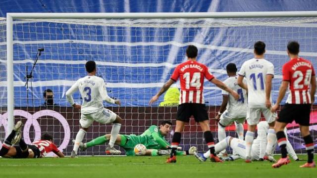 Momento en que Thibaut Courtois, portero del Real Madrid, ataja el remate de cabeza a bocajarro de Raúl García con el 0-0 en el marcador del Bernabéu. Momento en que Thibaut Courtois, portero del Real Madrid, ataja el remate de cabeza a bocajarro de Raúl García con el 0-0 en el marcador del Bernabéu.