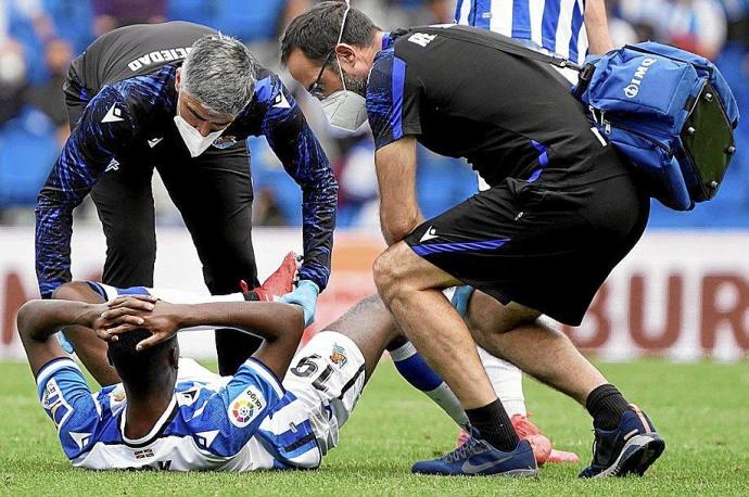 Isak, en el suelo, es atendido por el médico Javier Barrera y por el fisioterapeuta Imanol Soroa, en el partido del domingo. Foto: Ruben Plaza