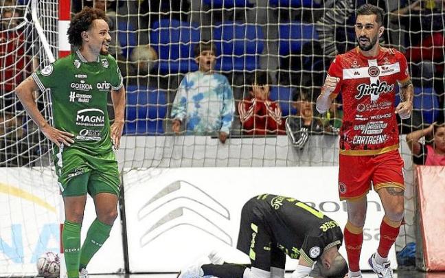 Asier, que anotó un gol, se lamenta del tanto de Juninho (i) en propia puerta a falta de 22 segundos. Asier, que anotó un gol, se lamenta del tanto de Juninho (i) en propia puerta a falta de 22 segundos.
