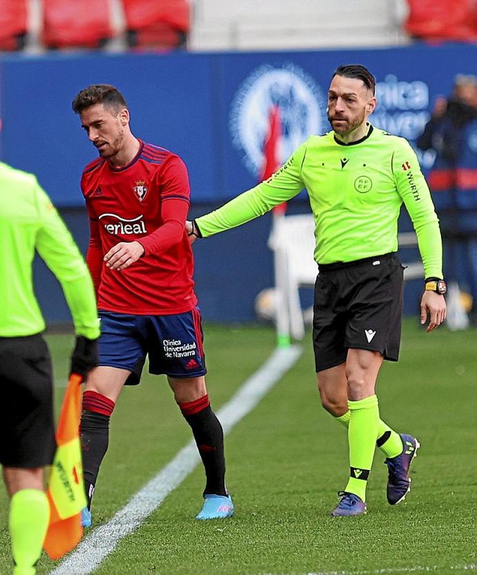 Kike Barja abandona el campo tras lesionarse frente al Alavés acompañado por el árbitro, Prieto Iglesias.