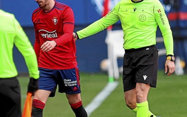 Kike Barja abandona el campo tras lesionarse frente al Alavés acompañado por el árbitro, Prieto Iglesias.