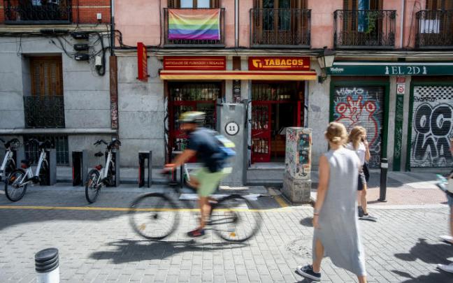 Varias personas pasean por una calle del barrio de Malasaña. Varias personas pasean por una calle del barrio de Malasaña.