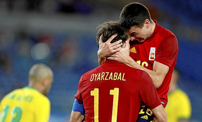 Mikel Oyarzabal recibe la felicitación de Pedri tras su gol. Foto: Efe