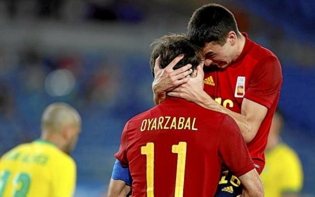 Mikel Oyarzabal recibe la felicitación de Pedri tras su gol. Foto: Efe Mikel Oyarzabal recibe la felicitación de Pedri tras su gol. Foto: Efe