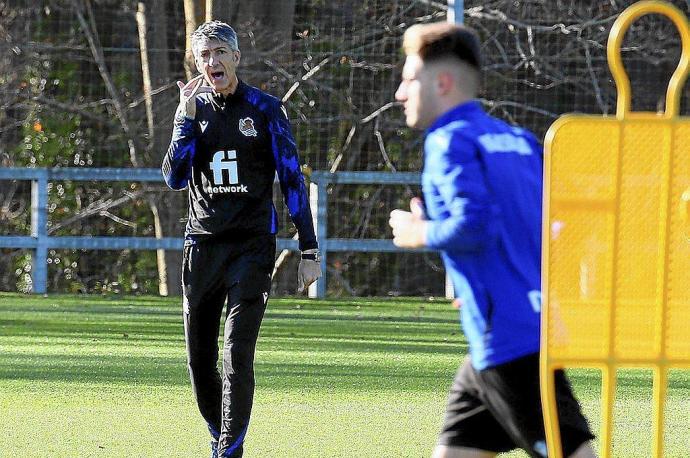 Imanol Alguacil anima a sus futbolistas durante un entrenamiento en Zubieta, previo al parón navideño.