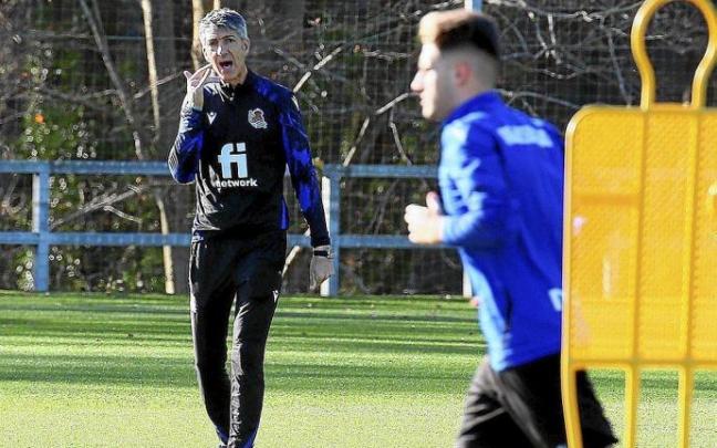 Imanol Alguacil anima a sus futbolistas durante un entrenamiento en Zubieta, previo al parón navideño.