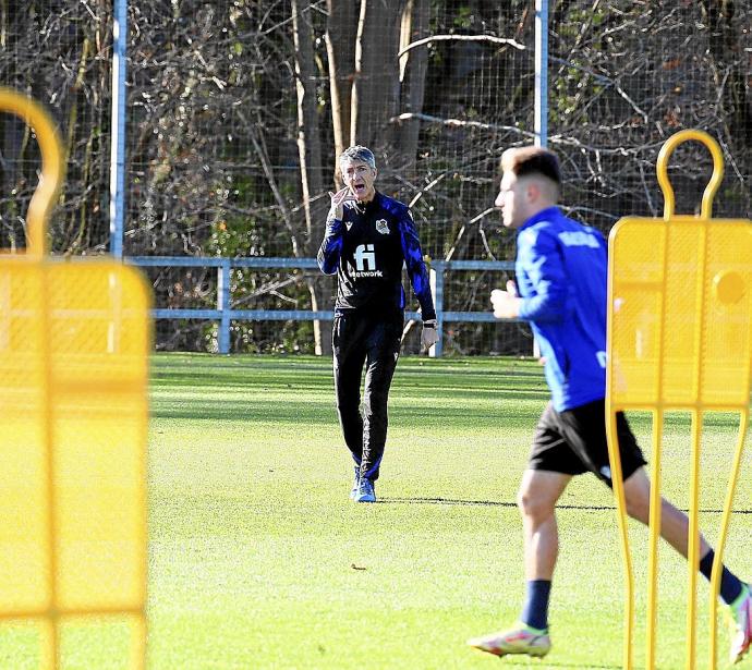 Imanol Alguacil anima a sus futbolistas durante un entrenamiento en Zubieta, previo al parón navideño.