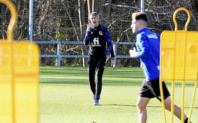 Imanol Alguacil anima a sus futbolistas durante un entrenamiento en Zubieta, previo al parón navideño.