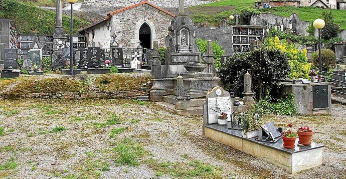 Aspecto actual del viejo cementerio de Amillaga, con la capilla en el centro de la imagen.