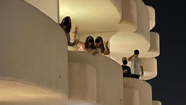 Estudiantes confiandos en un hotel de Palma.