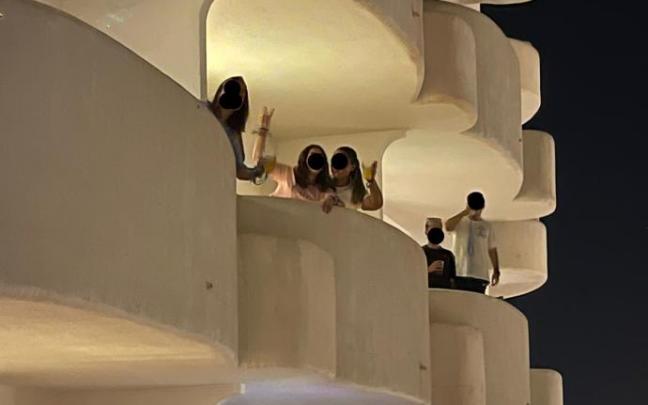 Estudiantes confiandos en un hotel de Palma.