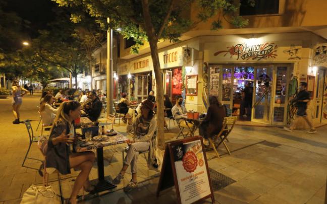 Varias personas en una terraza por la noche en Palma. Varias personas en una terraza por la noche en Palma.