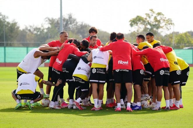 Los jugadores del Mallorca hacen una piña durante el entrenamiento de este viernes.