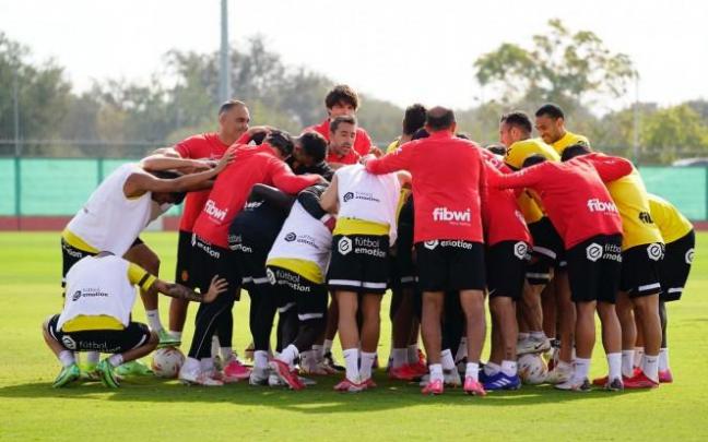 Los jugadores del Mallorca hacen una piña durante el entrenamiento de este viernes. Los jugadores del Mallorca hacen una piña durante el entrenamiento de este viernes.