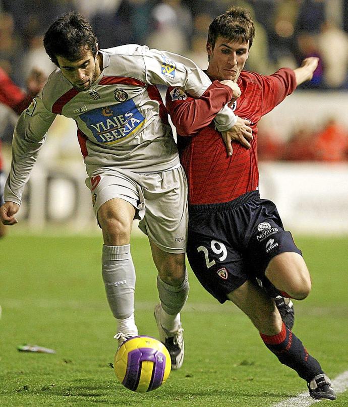 Pugna de Oier, con el dorsal 29, con un jugador del Mallorca en su debut con el primer equipo de Osasuna el 12 de diciembre de 2007. Foto: Mikel Saiz