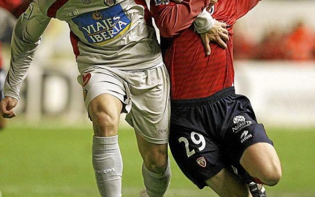 Pugna de Oier, con el dorsal 29, con un jugador del Mallorca en su debut con el primer equipo de Osasuna el 12 de diciembre de 2007. Foto: Mikel Saiz