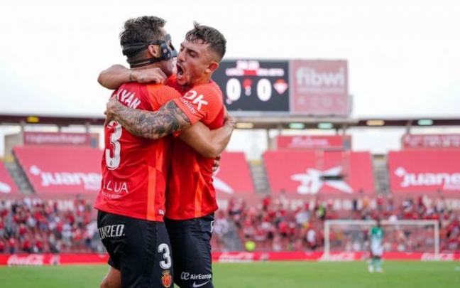 Brian Oliván celebra con Pablo Maffeo su gol contra el Betis. Brian Oliván celebra con Pablo Maffeo su gol contra el Betis.