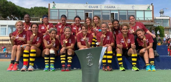 Las chicas del equipo +35 del club Hockey Stick Getxo posan con sus medallas de oro y la copa de campeonas de España.