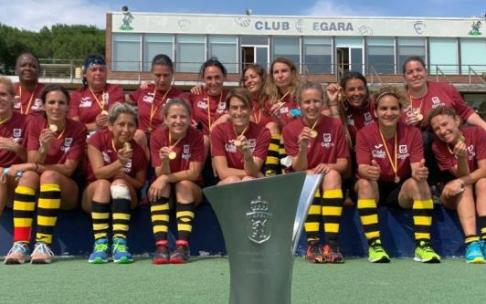 Las chicas del equipo +35 del club Hockey Stick Getxo posan con sus medallas de oro y la copa de campeonas de España.