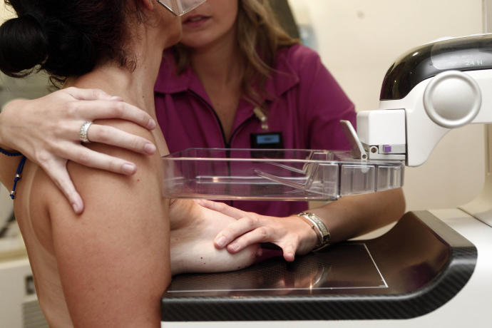 Mujer sometiéndose a una mamografía.