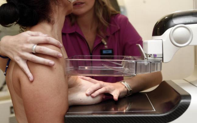 Mujer sometiéndose a una mamografía.