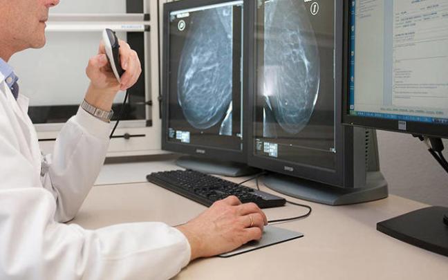 Un médico revisando una mamografía.