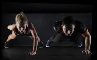 Una mujer y un hombre practican deporte. Una mujer y un hombre practican deporte.