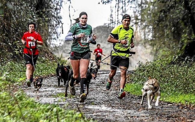 Varios participantes en el Canicross de Zumaia. Foto: Leire Zearreta