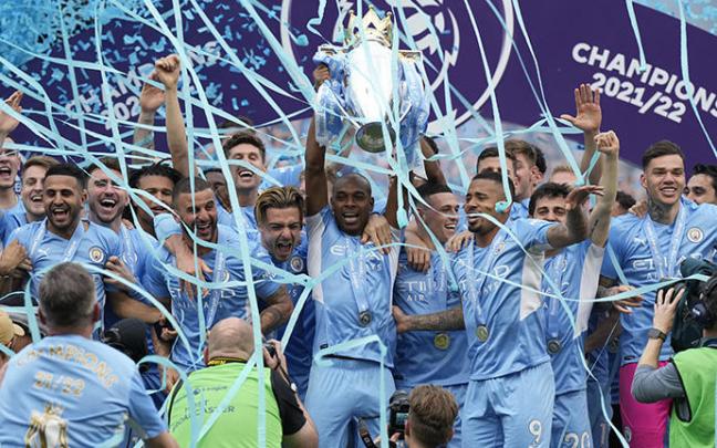 Fernandinho levanta el trofeo de campeones de la Premier League. Fernandinho levanta el trofeo de campeones de la Premier League.