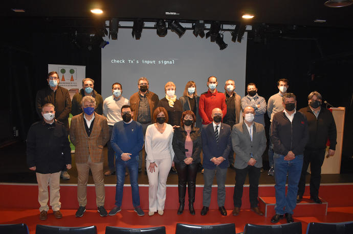 Autoridades forales y locales durante la presentación de la nueva acción de la Mancomunidad en San Adrián