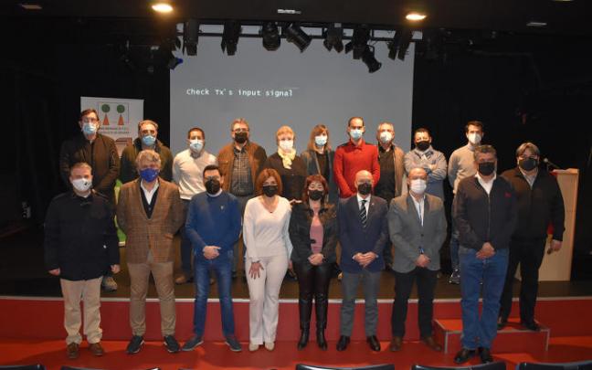 Autoridades forales y locales durante la presentación de la nueva acción de la Mancomunidad en San Adrián