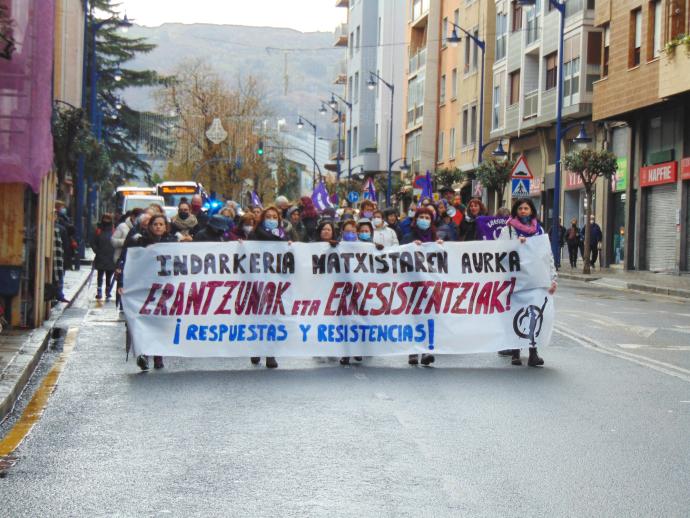 Una veintena de colectivos se sumaron a esta iniciativa que es toda una referencia del movimiento feminista de Ezkerraldea.