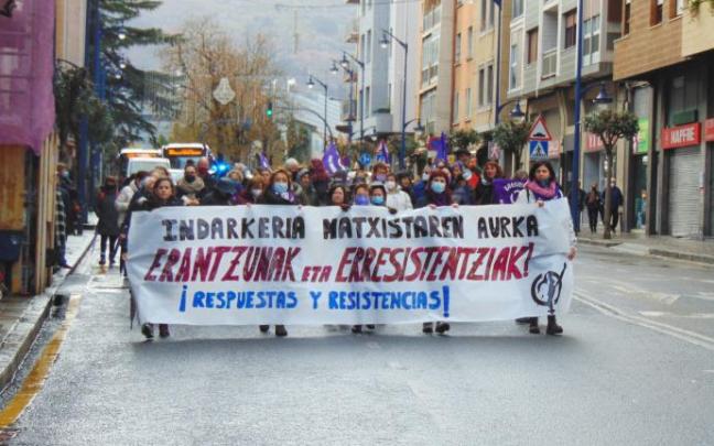 Una veintena de colectivos se sumaron a esta iniciativa que es toda una referencia del movimiento feminista de Ezkerraldea. Una veintena de colectivos se sumaron a esta iniciativa que es toda una referencia del movimiento feminista de Ezkerraldea.