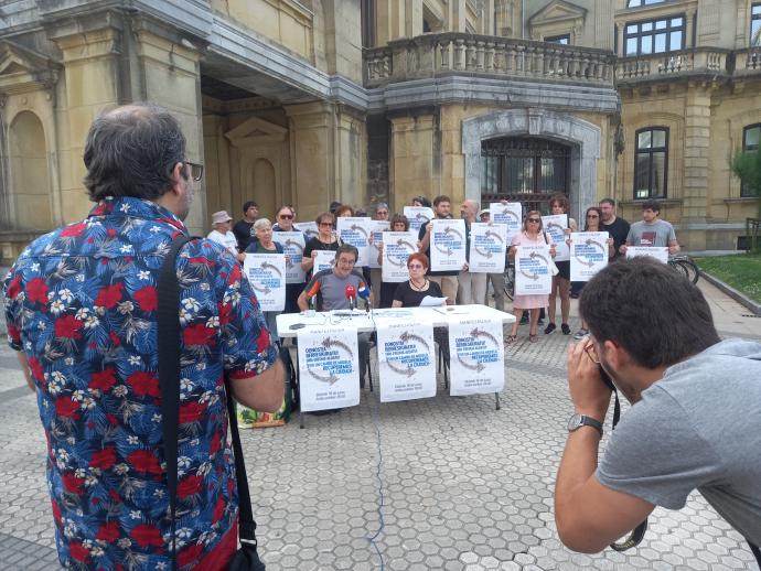 Comparencencia informativa para convocar la manifestación, este jueves en la calle Igentea.