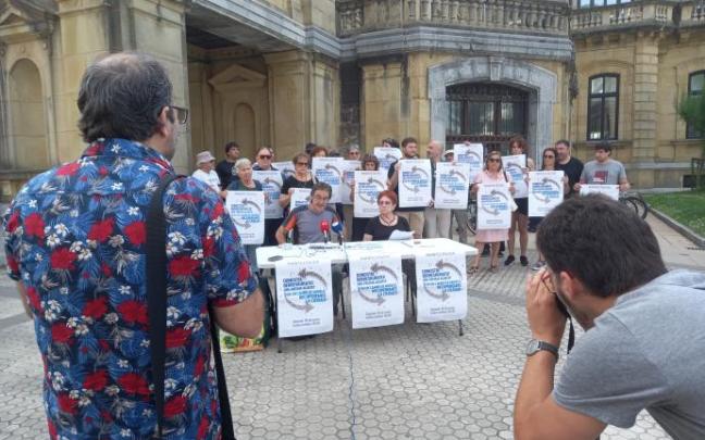 Comparencencia informativa para convocar la manifestación, este jueves en la calle Igentea.