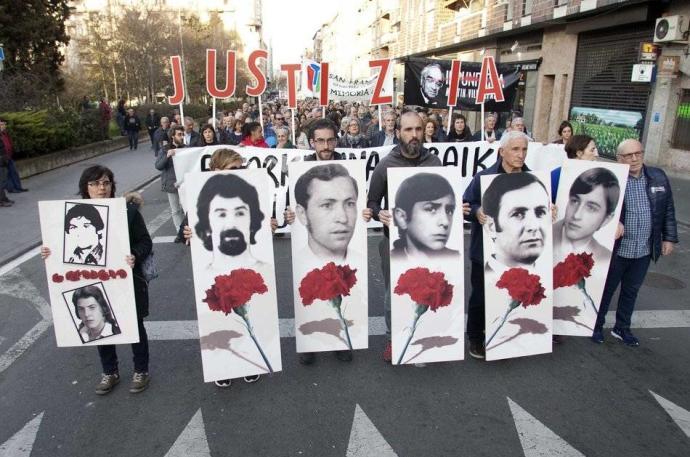 Manifestación para reclamar justicia y reparación para las víctimas de la matanza del 3 de marzo de 1976