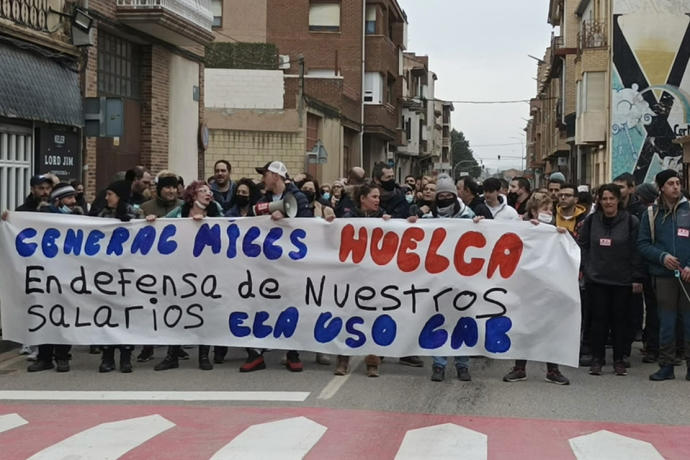 Los trabajadores de la empresa adrianesa recorriendo las calles del casco urbano esta tarde