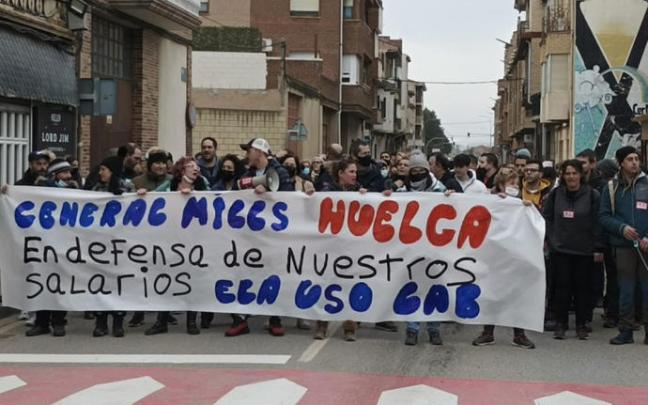Los trabajadores de la empresa adrianesa recorriendo las calles del casco urbano esta tarde Los trabajadores de la empresa adrianesa recorriendo las calles del casco urbano esta tarde