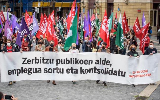 Los trabajadores públicos se han manifestado en las tres capitales vascas.