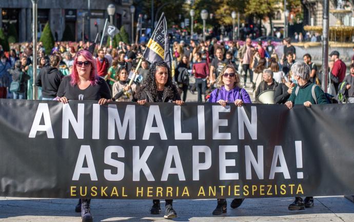 Decenas de personas han reivindicado este lunes en Bilbao "la liberación animal".