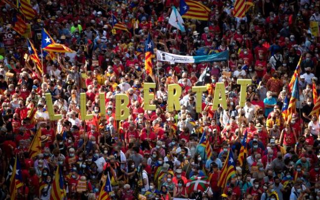 Miles de personas han salido a las calles en Barcelona para reivindicar la independencia esta tarde. Miles de personas han salido a las calles en Barcelona para reivindicar la independencia esta tarde.